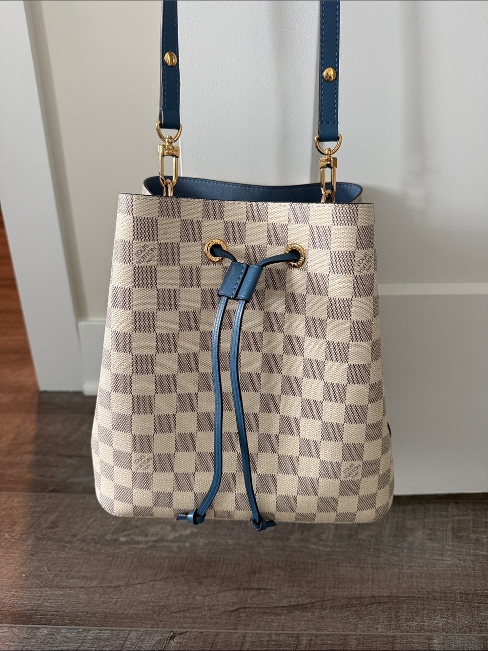 Designer-Inspired Checker Drawstring Crossbody Bag in Cream & Blue